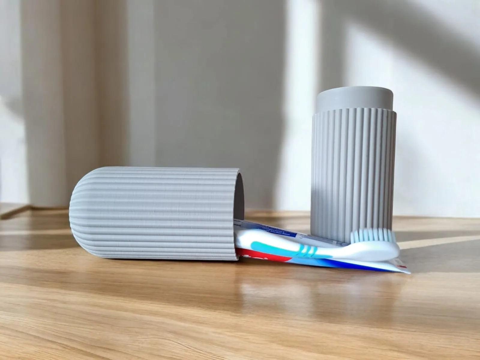 Étui de voyage côtelé pour brosse à dents et dentifrice