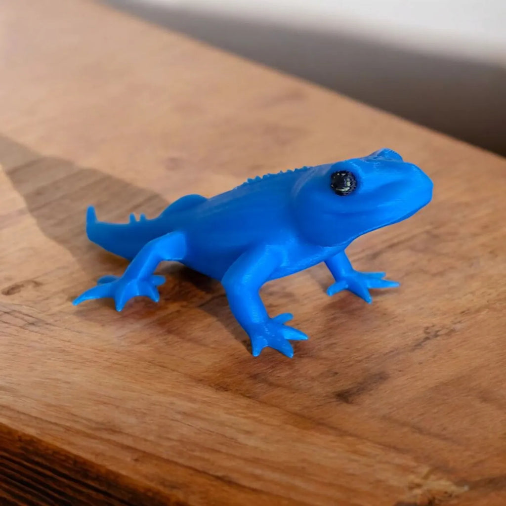 Adorable figurine de petit lézard gecko