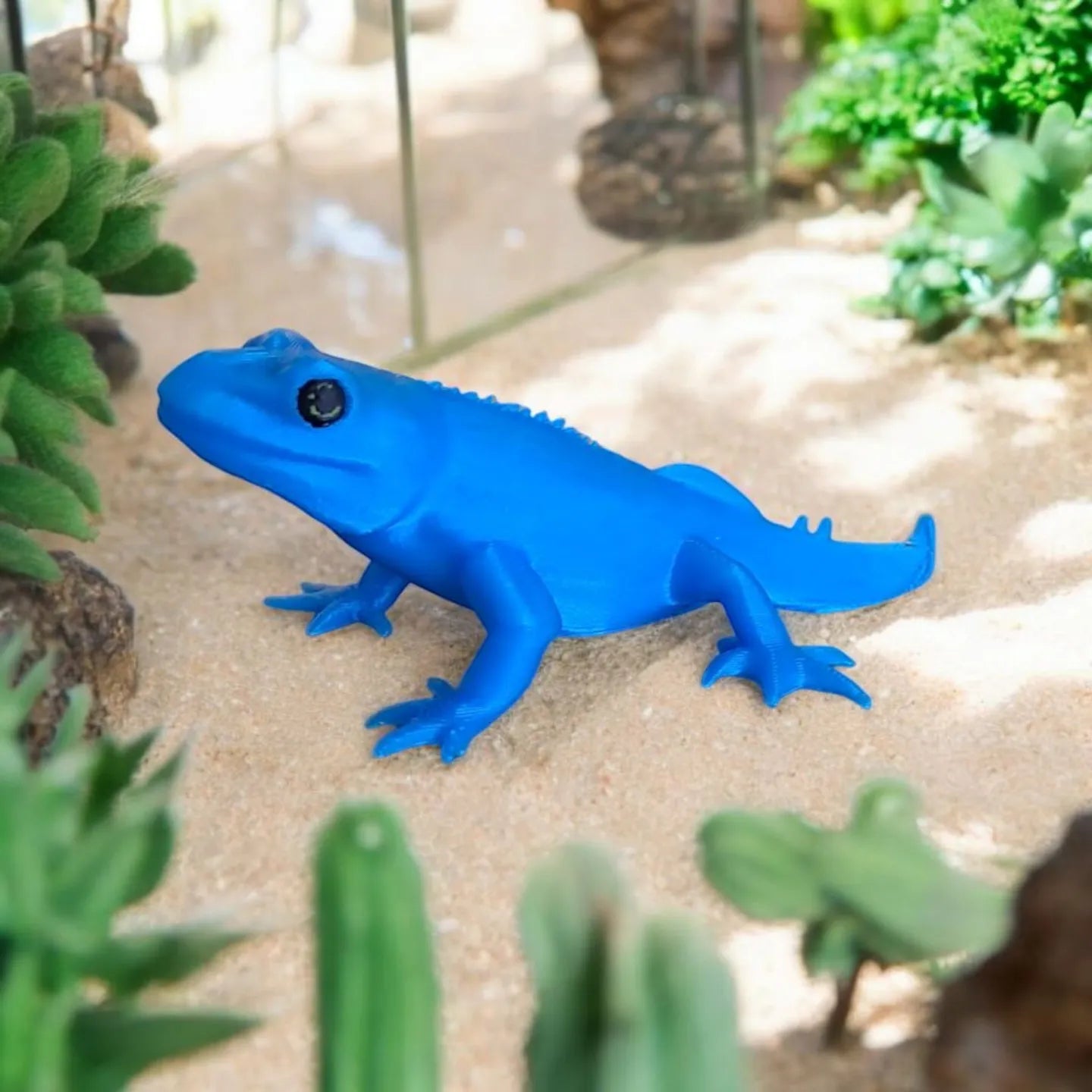 Adorable figurine de petit lézard gecko