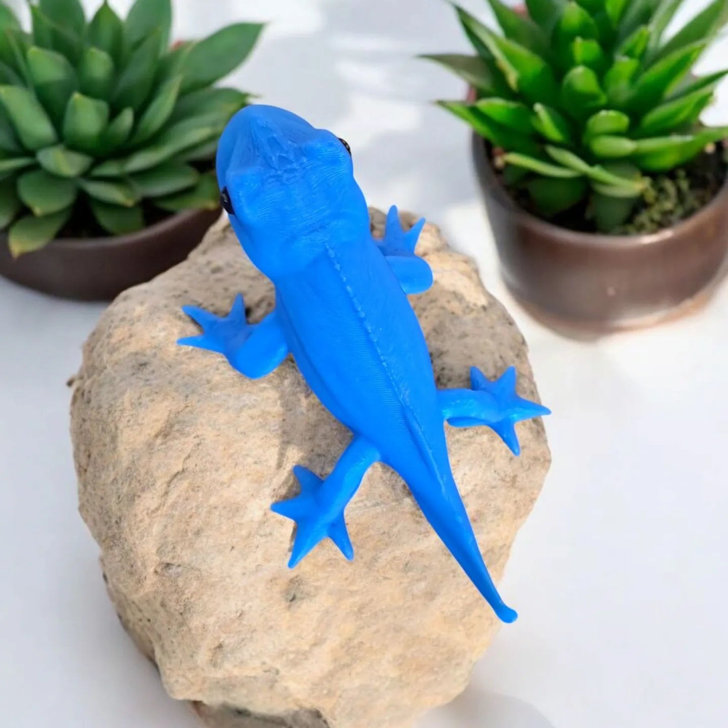 Adorable figurine de petit lézard gecko
