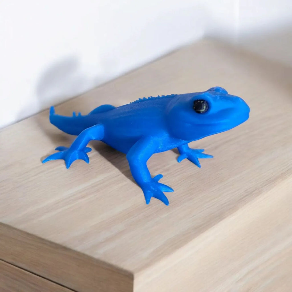 Adorable figurine de petit lézard gecko