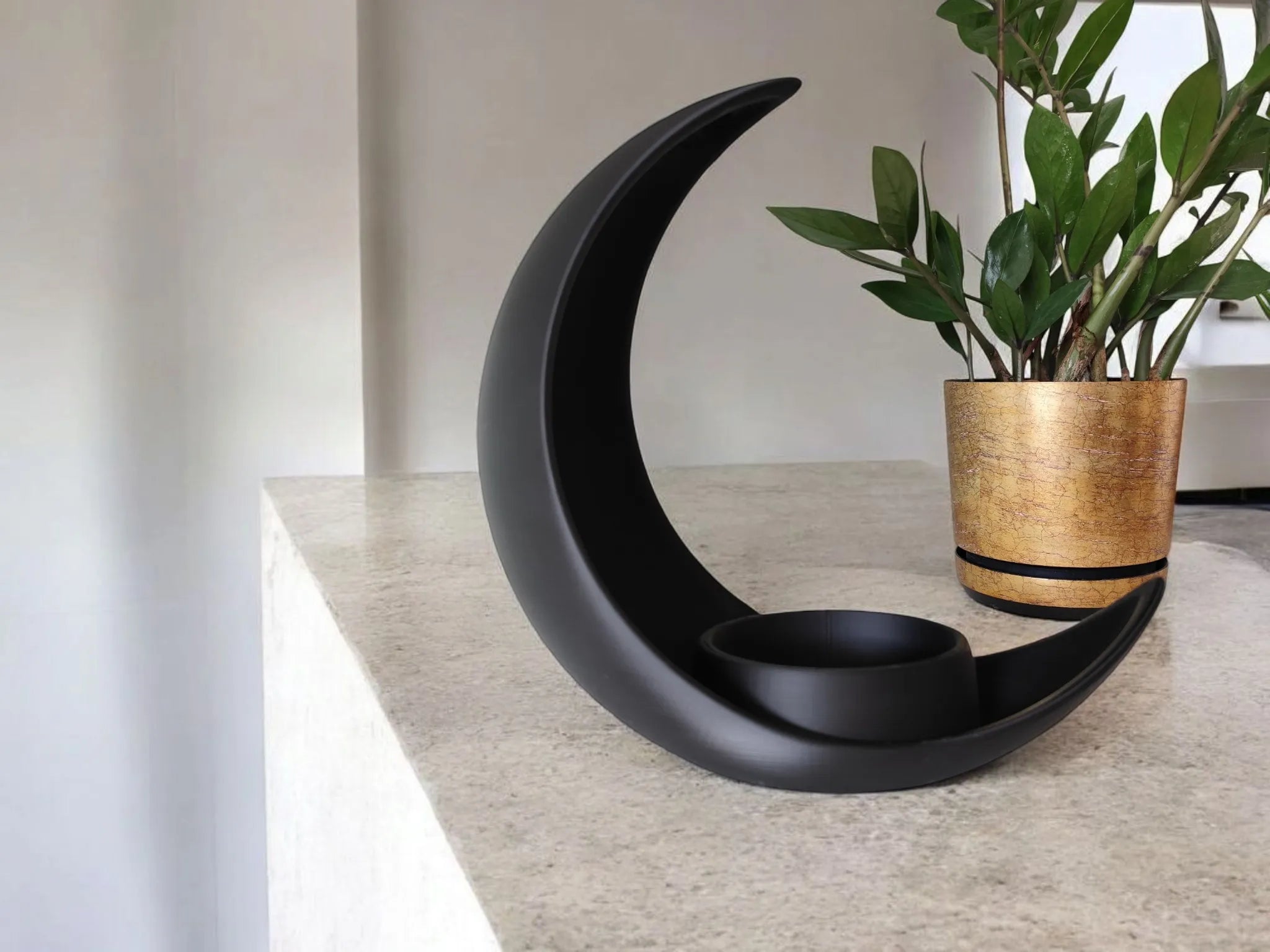 Décoration en forme de croissant de lune avec pot de plante elliptique