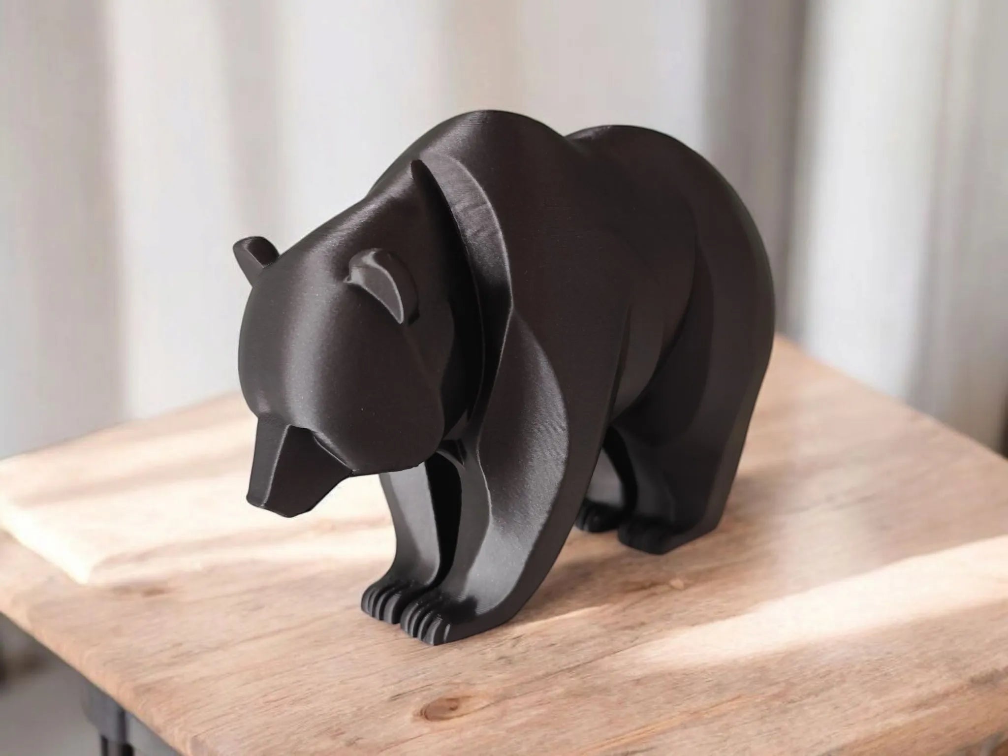 Sculpture d'ours au design Épurée