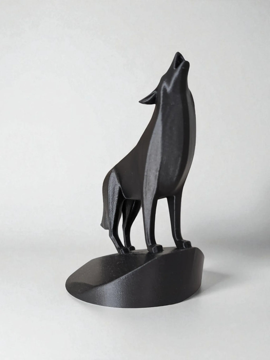 Loup hurlant Épurée unique sur piédestal