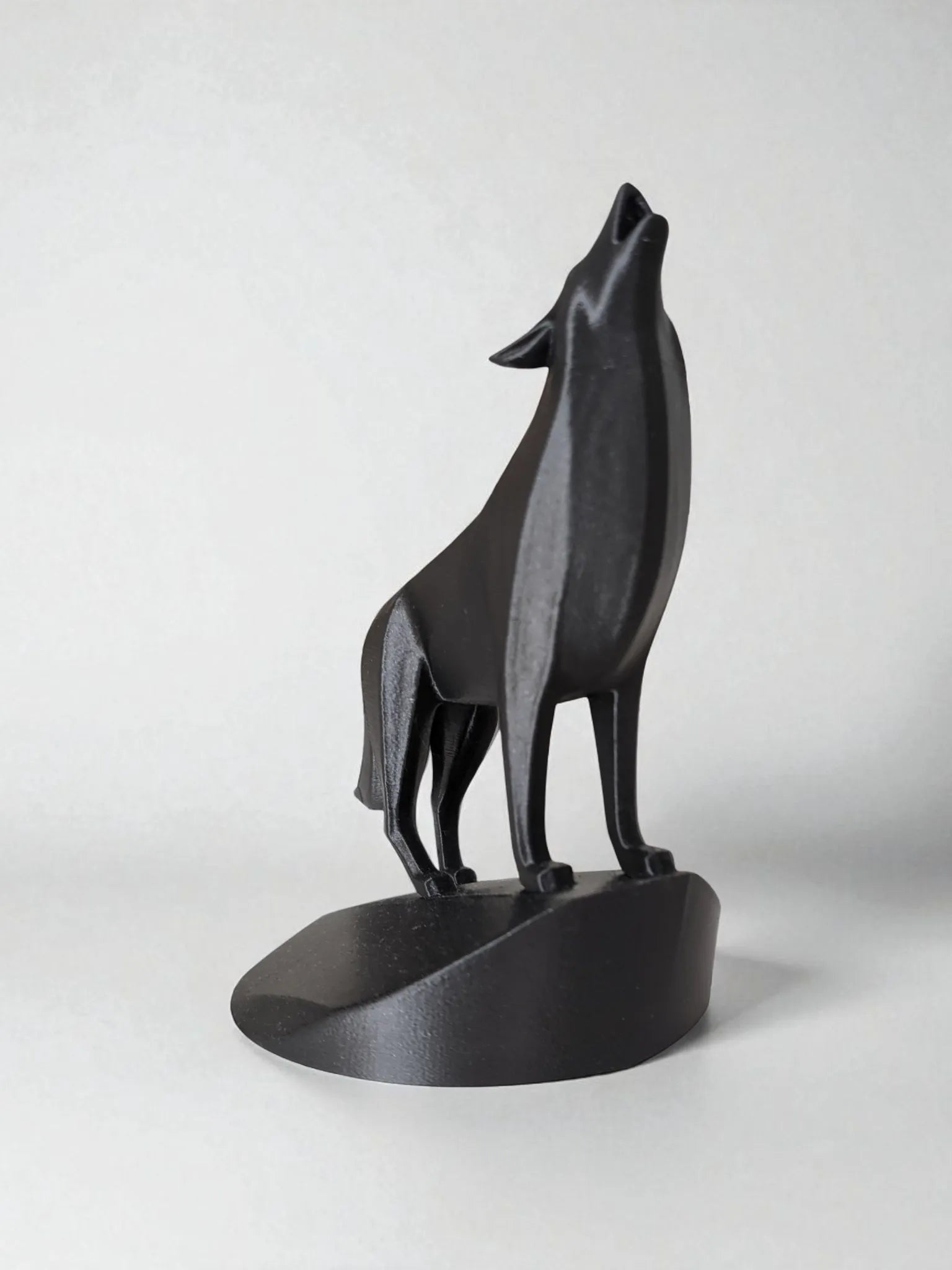 Loup hurlant Épurée unique sur piédestal
