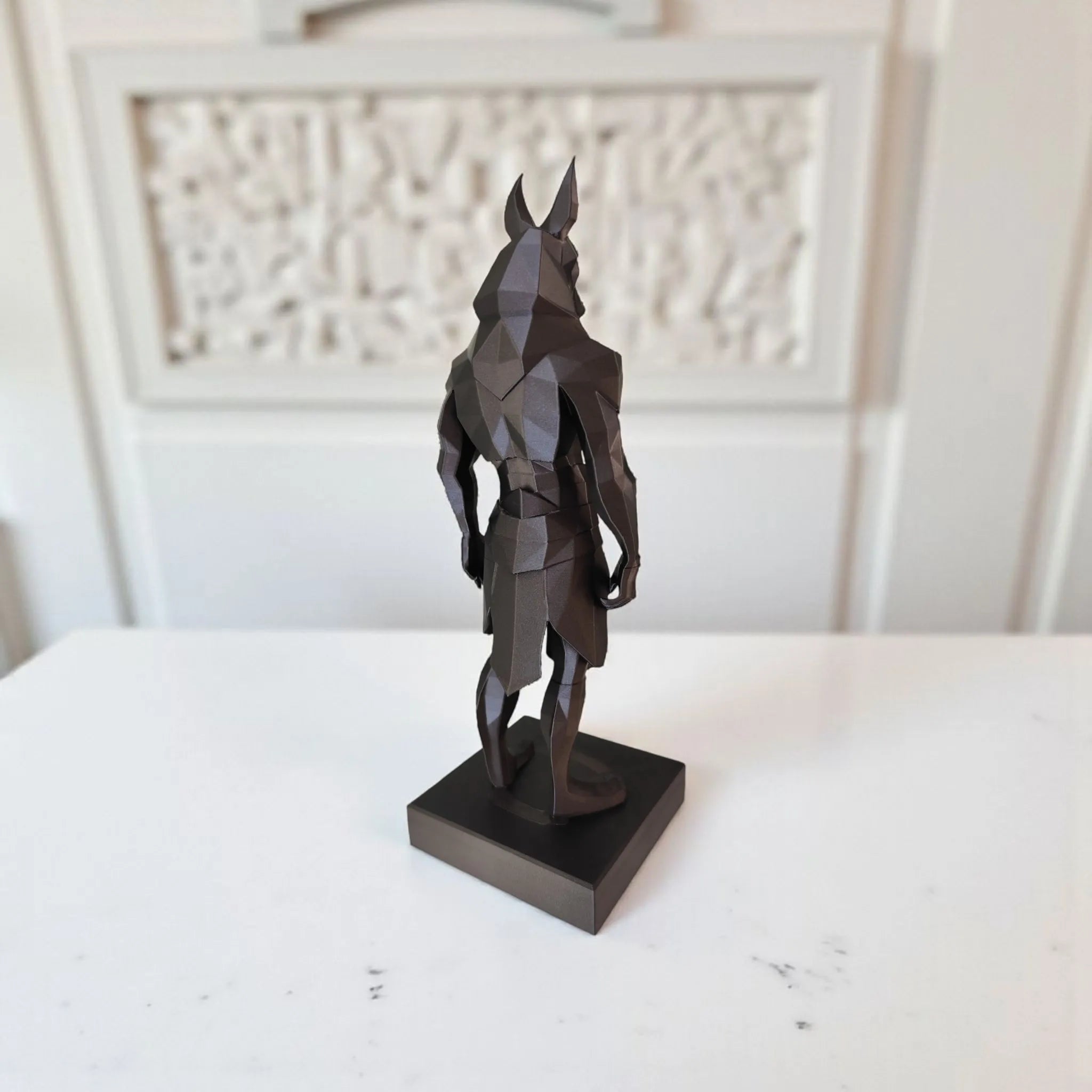 Statue d'Anubis Géométrique Épurée