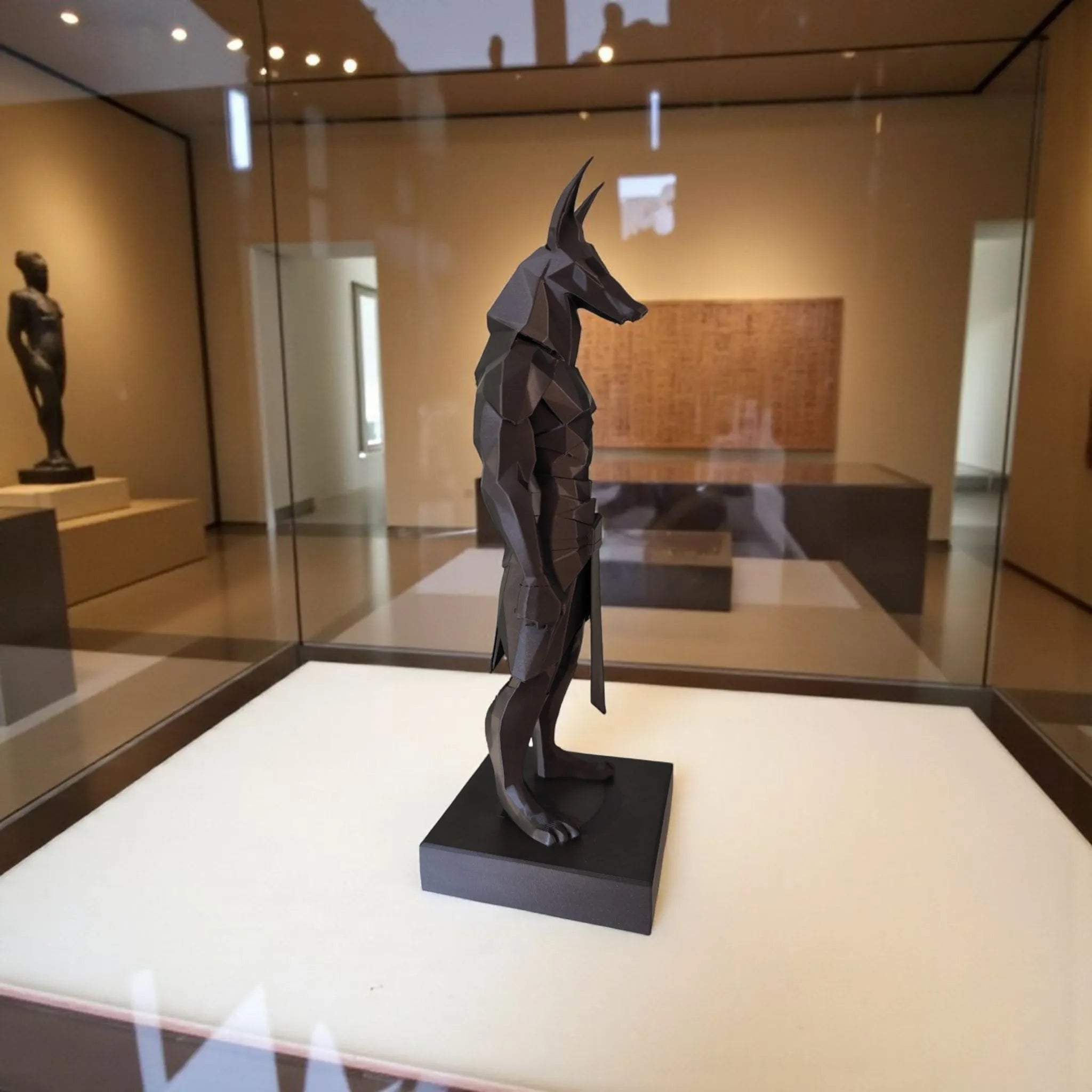 Statue d'Anubis Géométrique Épurée